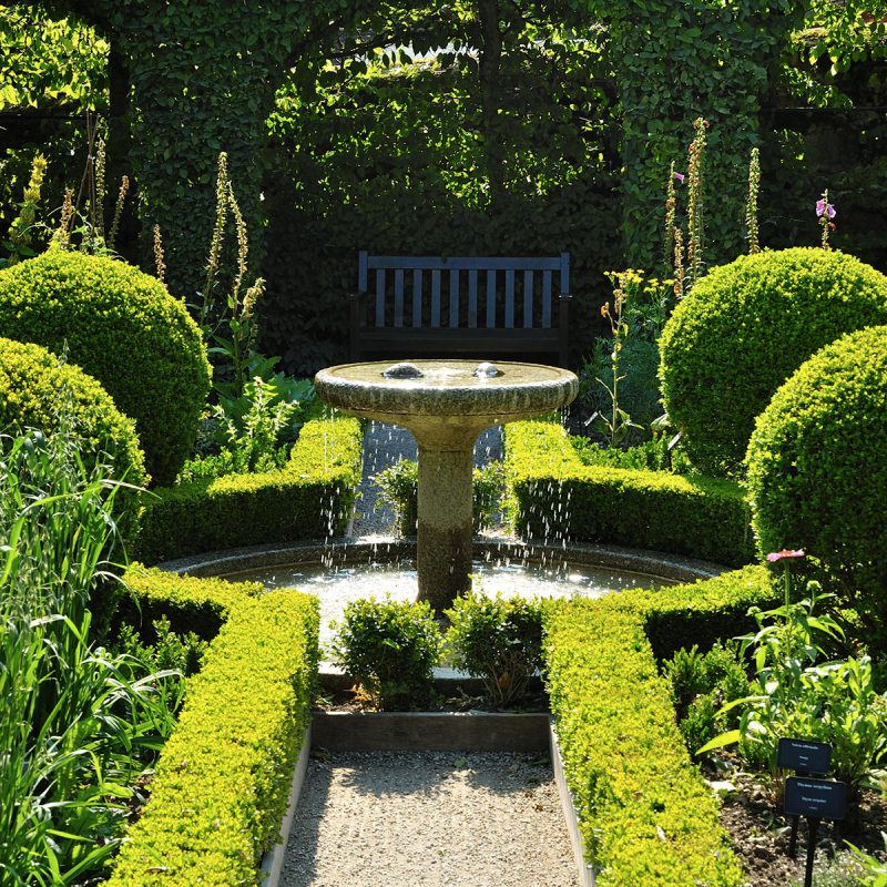 Fontaine au coeur du cloître de verdure du Jardin des Cinq Sens - Yvoire